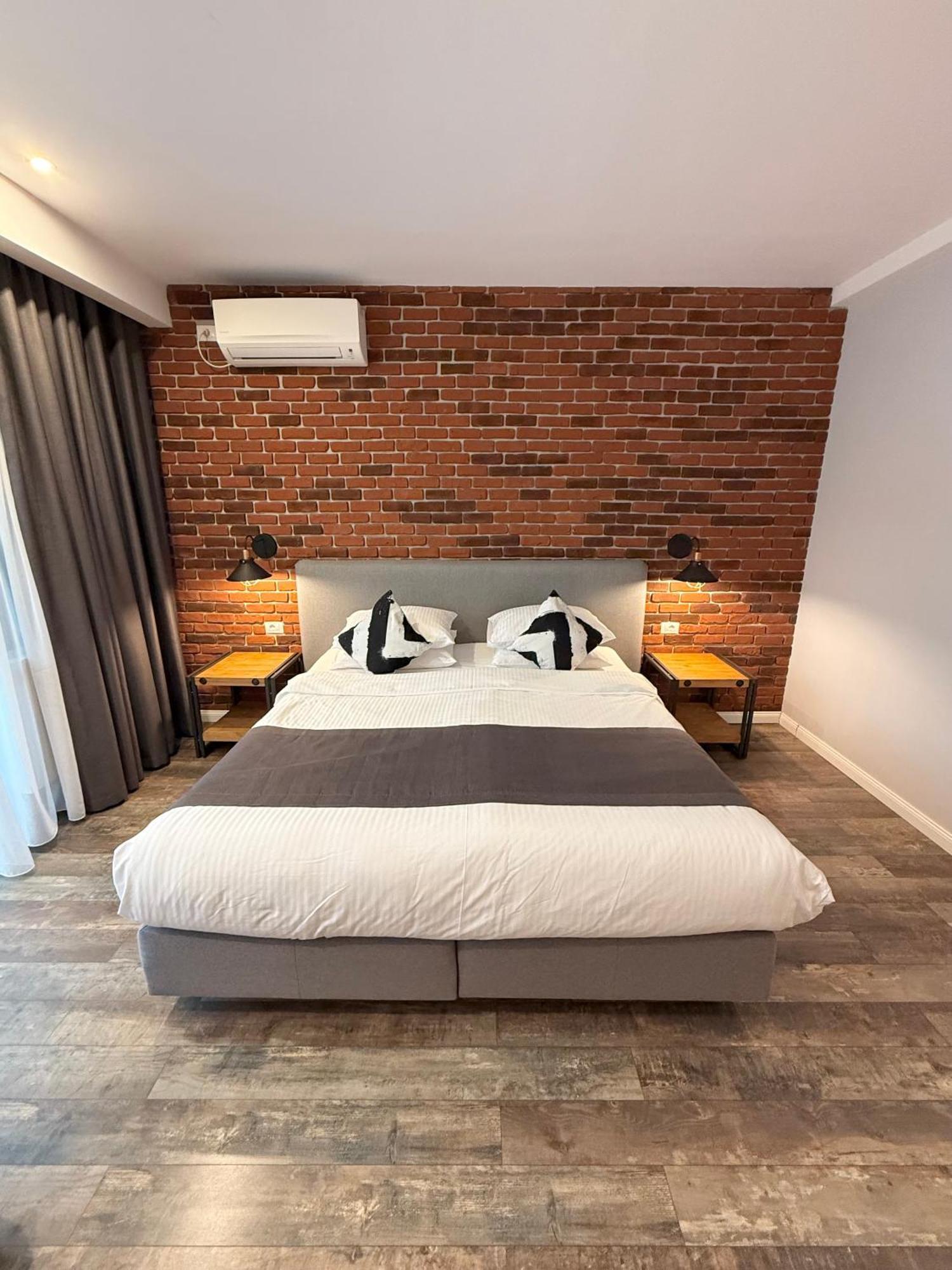Krystal Boutique Mansion Hotel Hunedoara Exterior photo